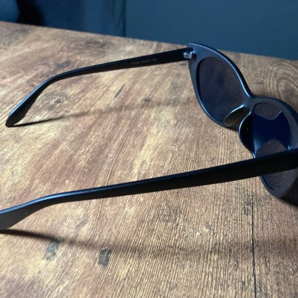 Women's Black Matte Finish Cat Eye Sunglasses with Dark Lenses - Picture 4 of 8